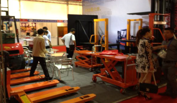 牛力參展產品：手動搬運車、內燃叉車等