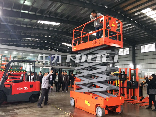 自行走高空作業(yè)平臺